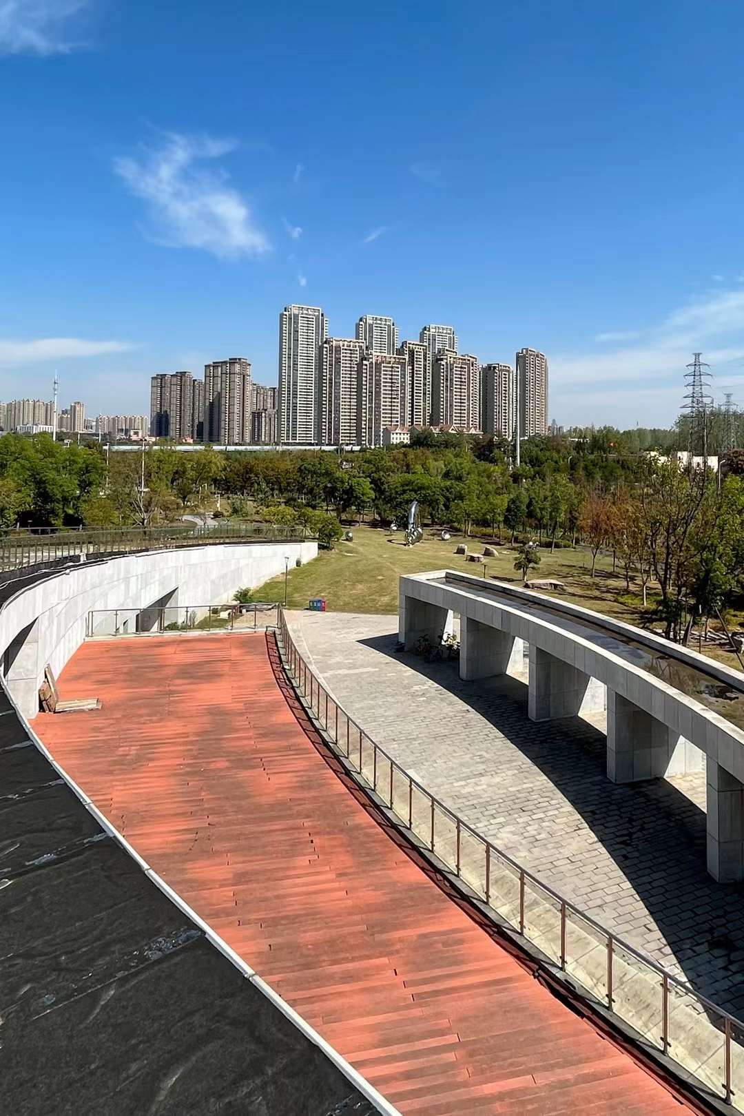 蓝天下的雕塑(武汉市洪山区巡司河体育生态公园)_高清图集_新浪网