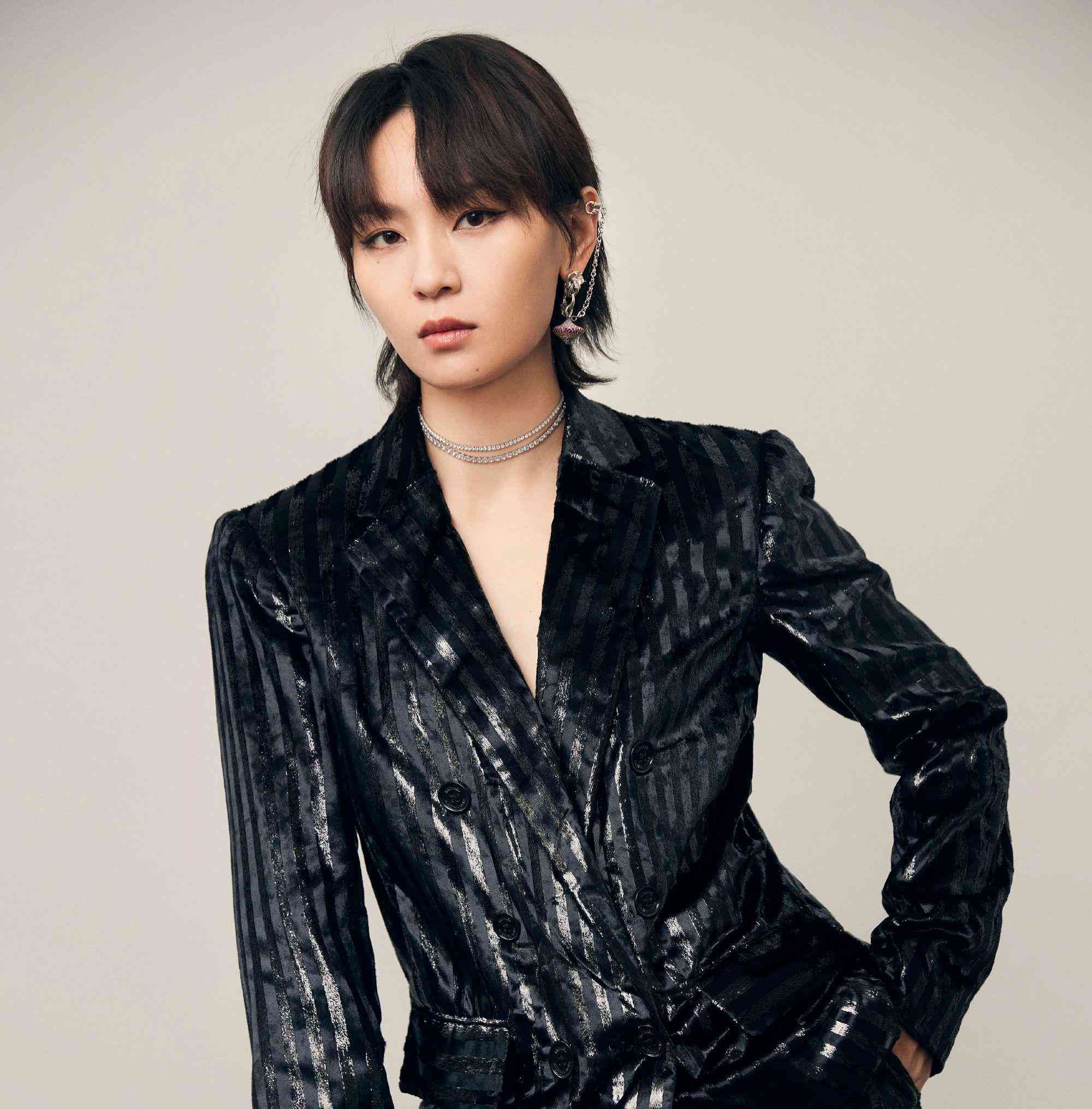 周笔畅很real不屑完美却很完美,黑色亮面西装酷飒_高清图集_新浪网