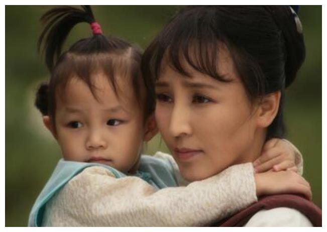 岳丽娜19岁和男友私奔住地下室裸婚生三胎今丈夫用7部剧捧她