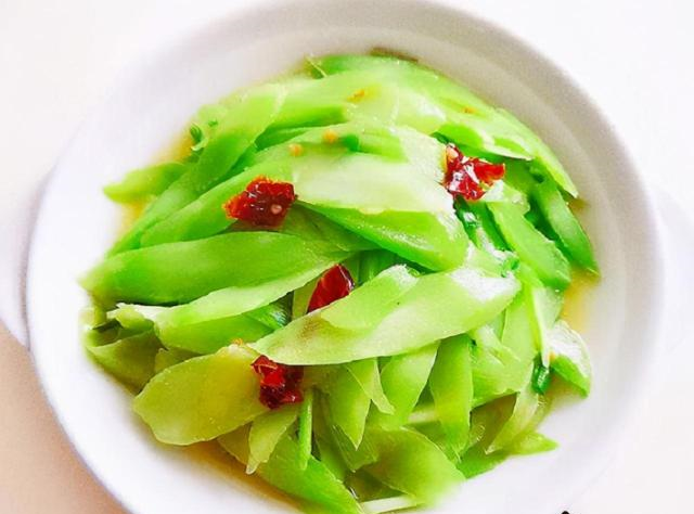 炒莴笋直接下锅炒是大忌多加1步莴笋不变色清脆口感好