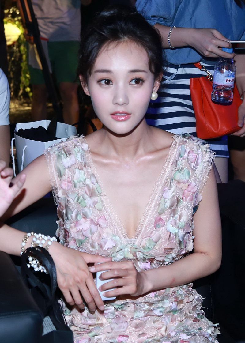 李一桐出席活动,身穿深v花瓣裙子惹注目,浓眉大眼显秀气