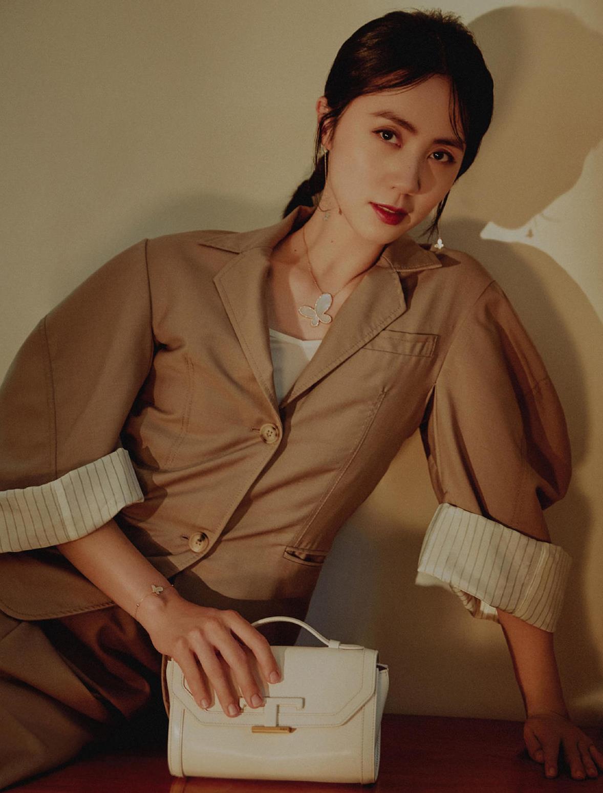 孙莉认真打扮起来没输过,一身大地色西装套装,华丽优雅太有范