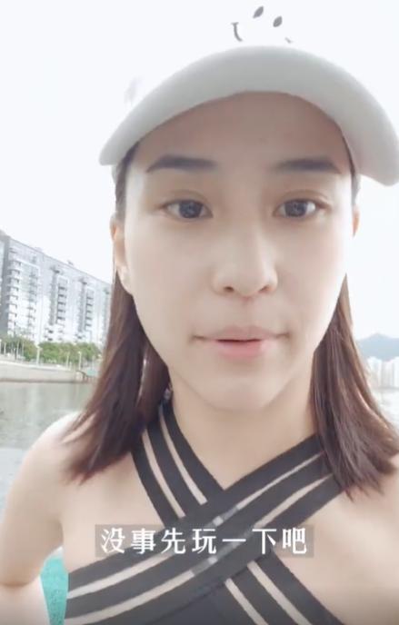 赌王千金何超莲玩冲浪,穿泳衣露大片白嫩肌肤,不见男友窦骁出镜