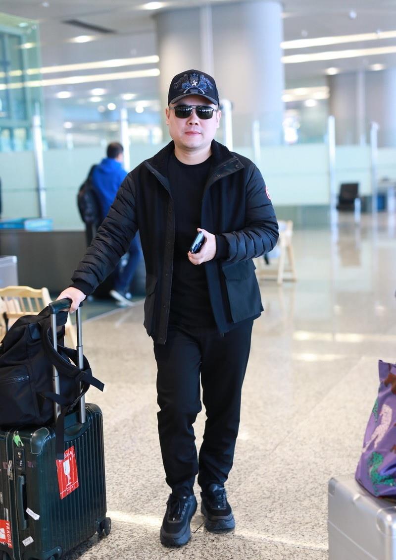 岳云鹏低调走机场,翻毛外套配休闲裤,面容轻松戴墨镜扮潮_高清图集