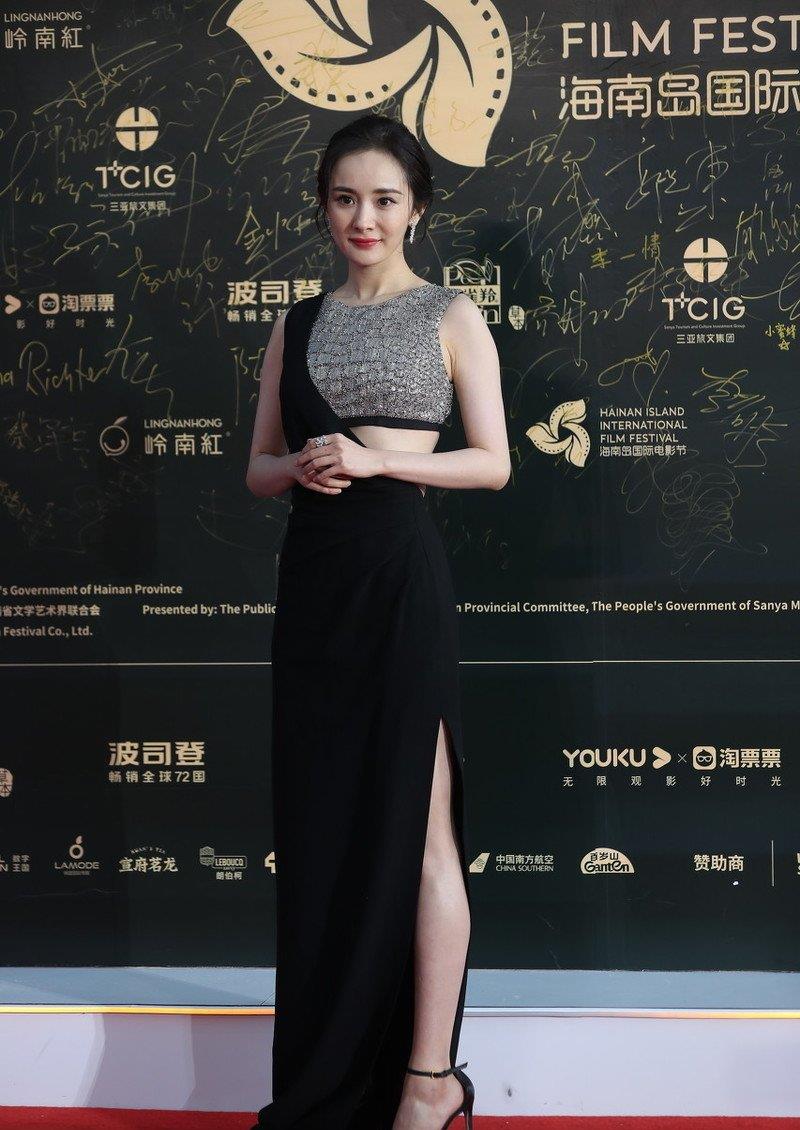 杨幂气质出众更时髦银色背心搭配单肩裙露腰设计太养眼