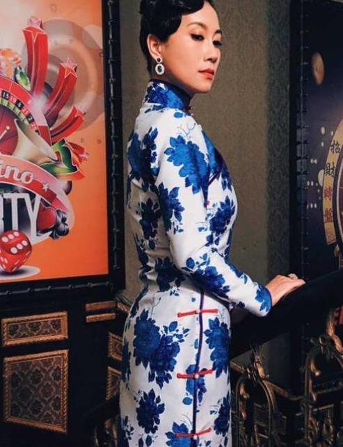 温峥嵘42岁魅力不减穿紧身旗袍配红披肩东方女人的韵味十足