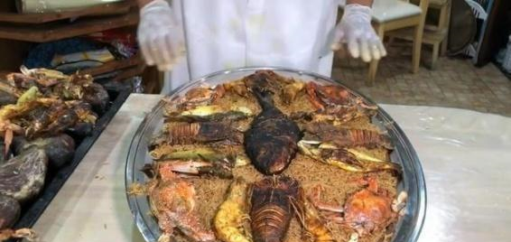 迪拜人是怎么吃海鲜的？看到制作方法后，网友：这才是真“土豪”休闲区蓝鸢梦想 - Www.slyday.coM