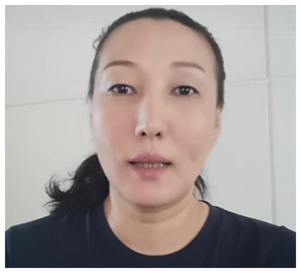 女排功勋老将王丽娜近照,眼角松弛老态初显,火锅餐厅已关门