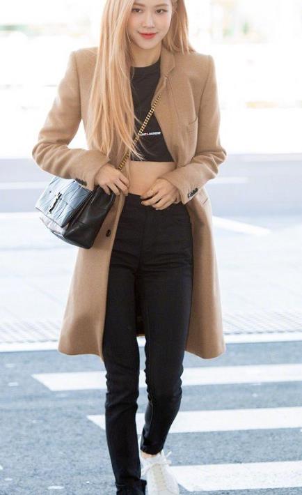 1/ 612月4日,blackpink rose朴彩英一身驼色中长款大衣搭配束脚运动裤