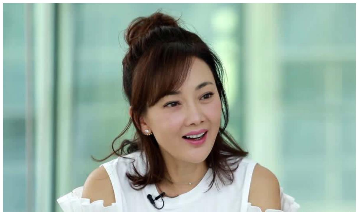 开挂的牛莉:8次登上春晚,24岁嫁入豪门,今47岁仍嫩得像少女