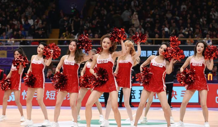 篮球宝贝短裙热舞点燃全场