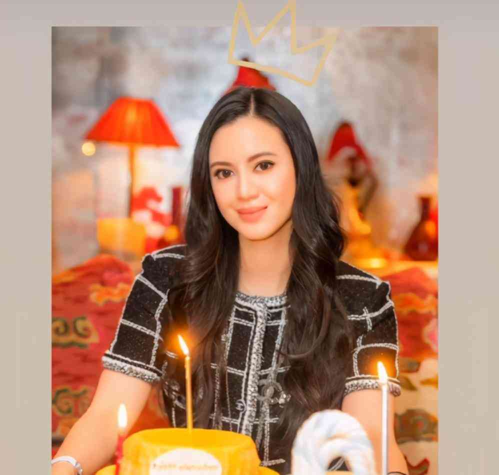 名媛林恬儿36岁庆生照!波浪卷发穿小香风裙,彰显豪门高级品味