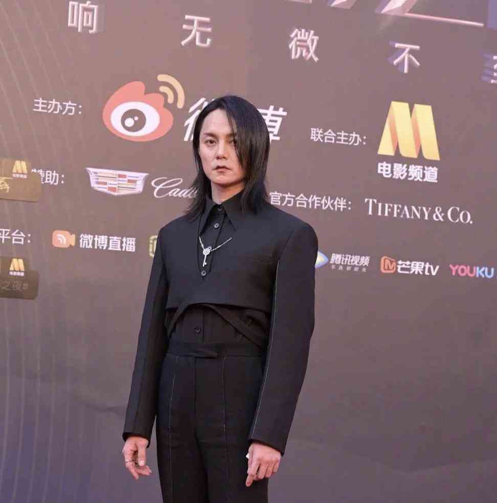 尹正最新红毯照减肥失败,黑色超短款西服套装,状态憔悴_高清图集_新浪