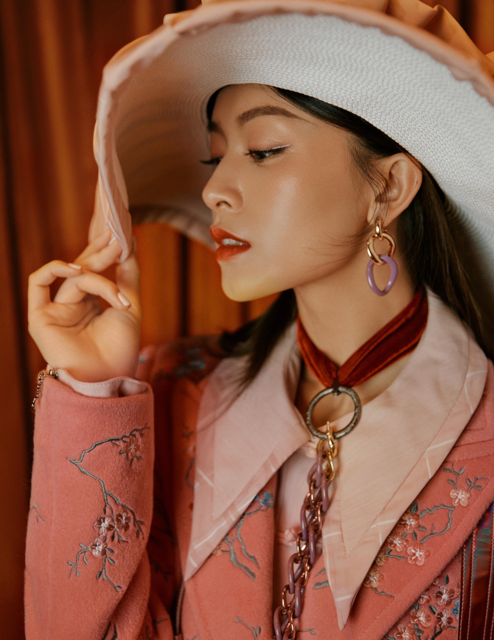 文咏珊复古时尚大片曝光 演绎初秋精致摩登风