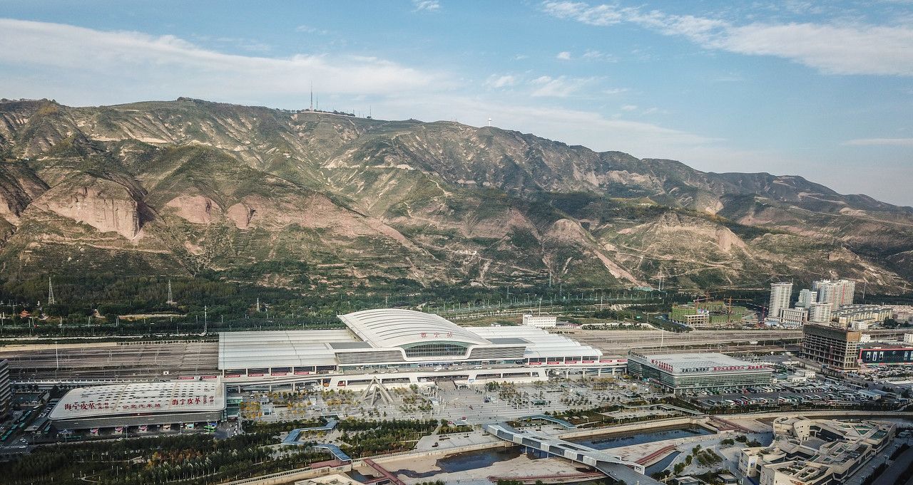 航拍西宁站,青藏高原最大高铁站,外观犹如展翅欲飞的高原雄鹰