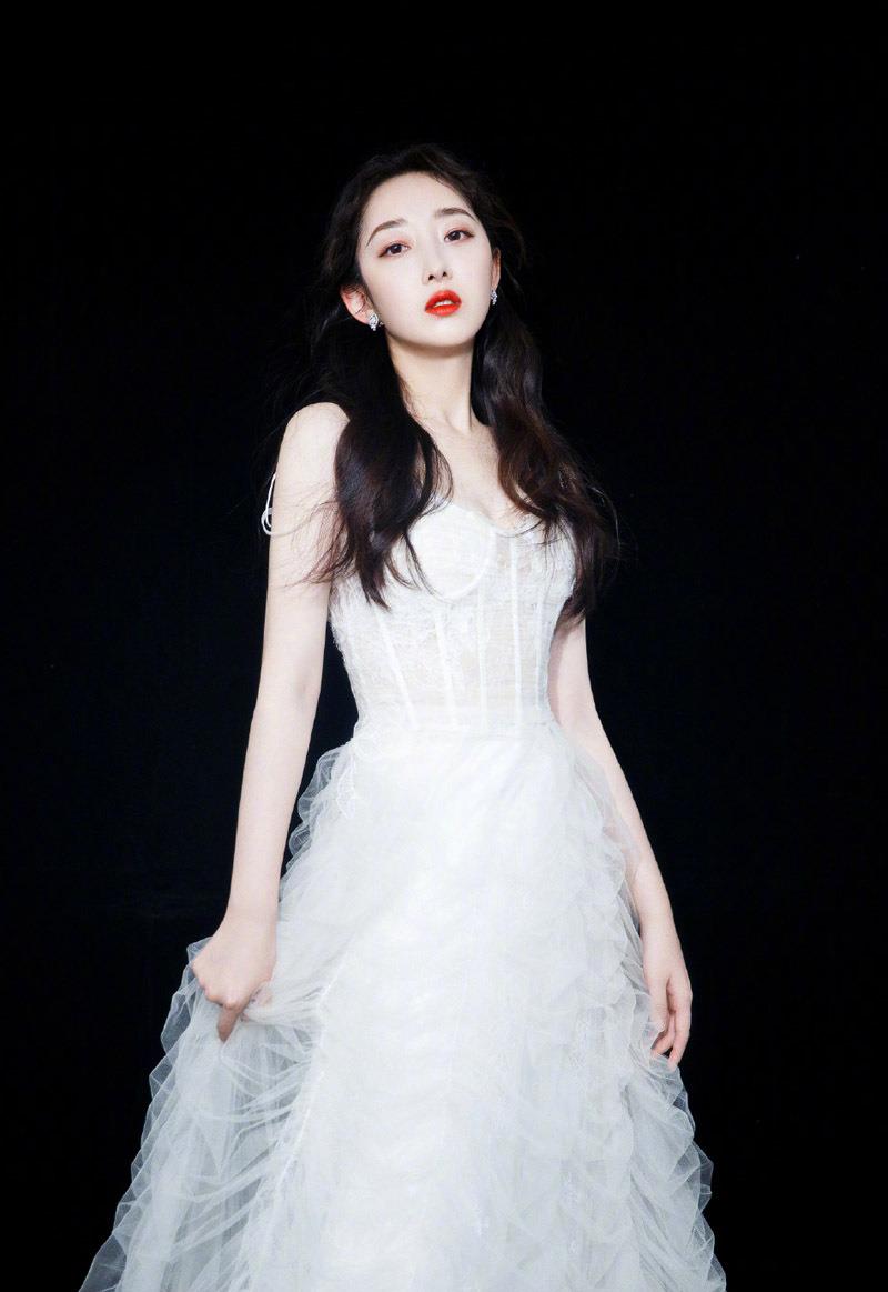 蒋梦婕穿白色网纱裙,仙气飘飘显女神范,伪素颜半扎马尾超减龄