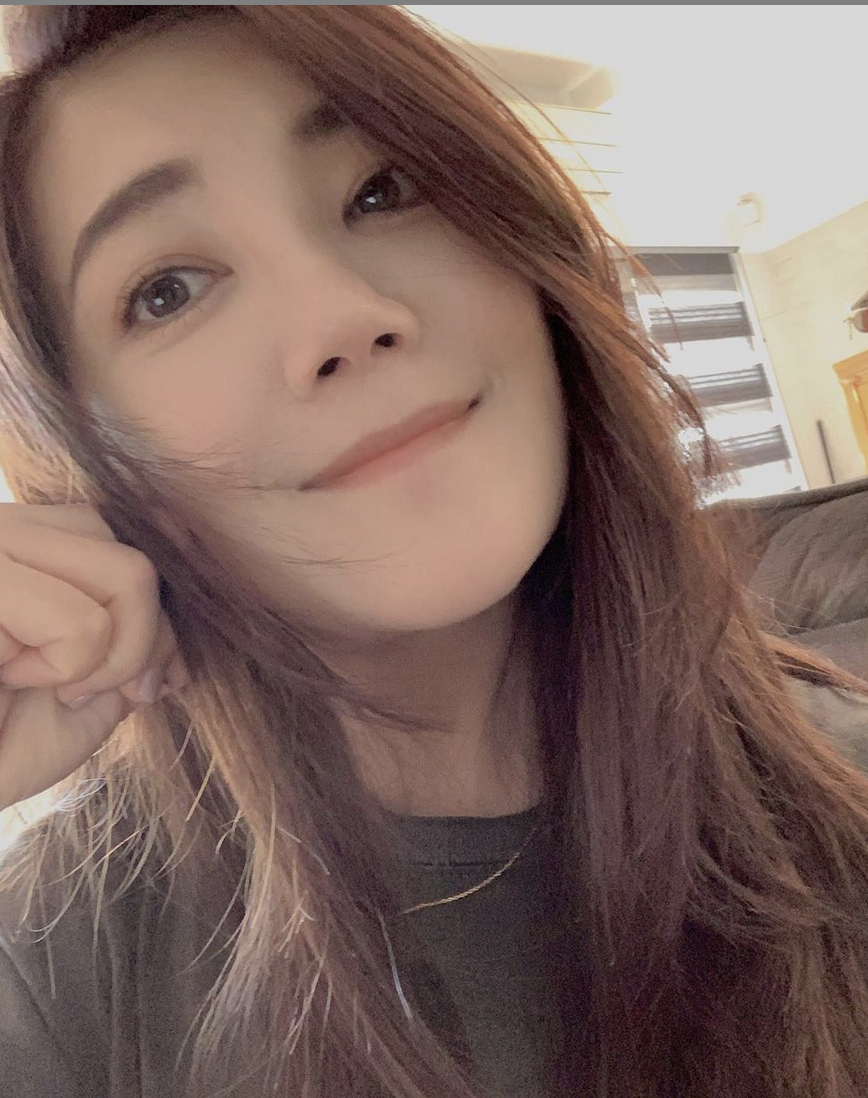 梁静茹早起晒自拍心情靓 对镜浅笑气质温柔_高清图集_新浪网