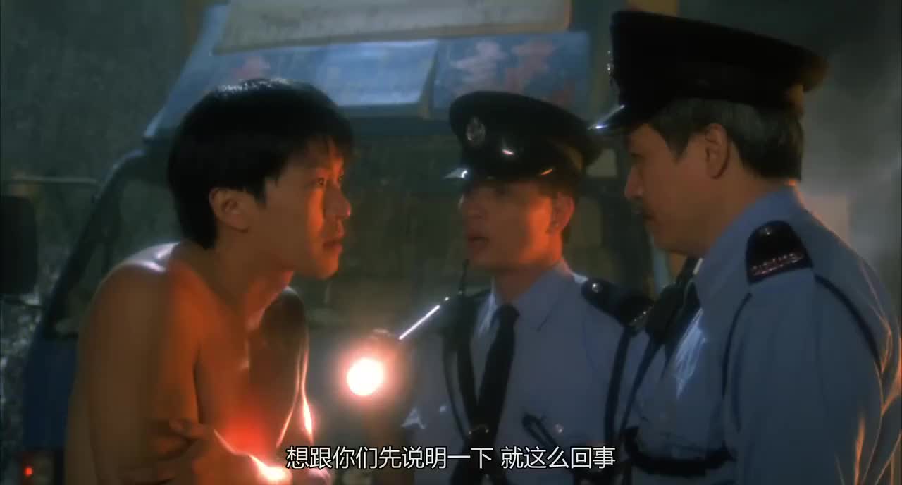 破坏之王星爷接济穷人却被警察当暴露狂抓了世态炎凉