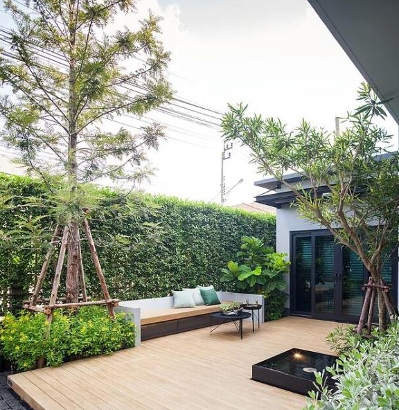 都属于配色简约北欧风格的庭院,都采用了防腐木进行搭配组合成地台,都