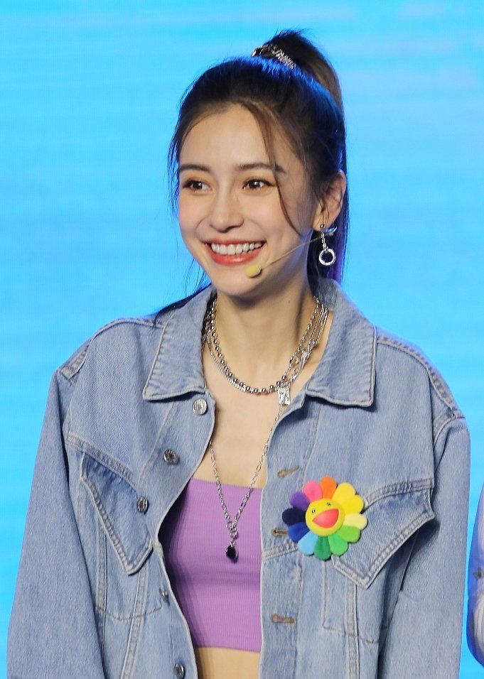 angelababy在桂林出席《奔跑吧》发布会,全程笑容流露