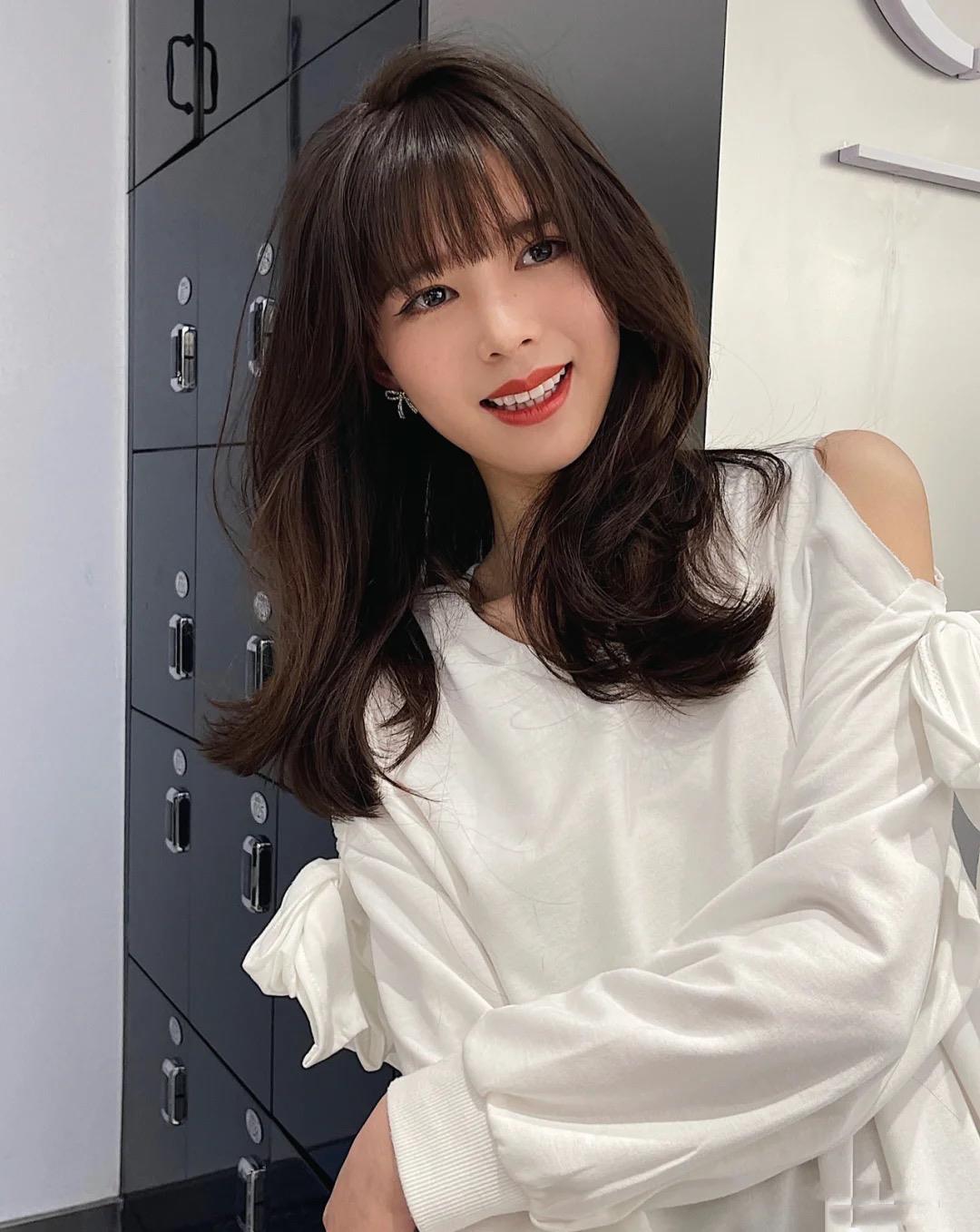 适合学生的法式刘海好看又减龄洋溢着青春的活力