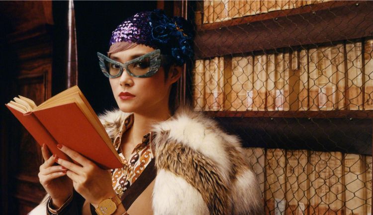 李宇春一甩假小子形象,猫超皮草扮起中世纪贵妇,魅惑十足