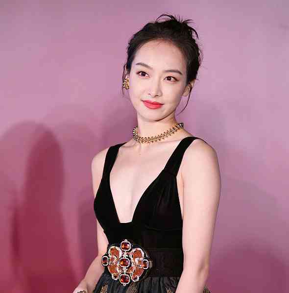 宋茜为秀身材真的拼了,一袭v领长裙出镜看着美艳又冻人