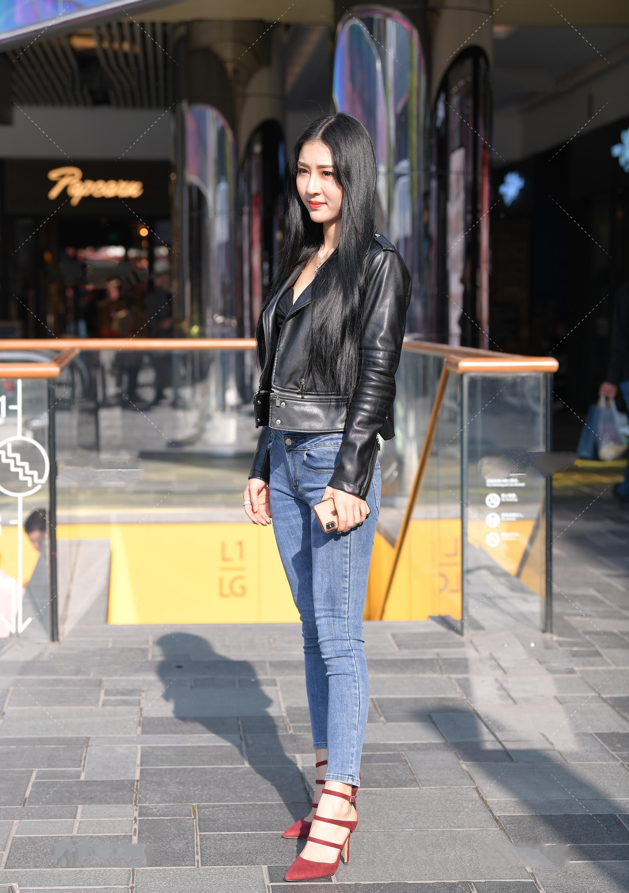 黑色皮衣搭配牛仔裤,时尚美艳,又飒又美