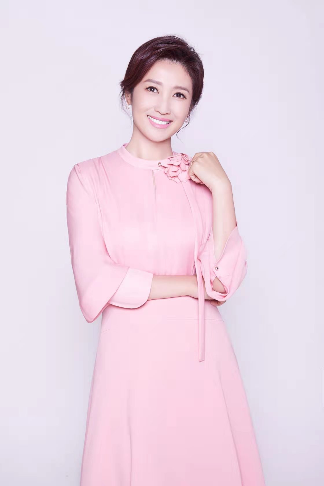 北京电视台主持人春妮担纲开幕式演出主持,作为"打开艺术之门"公益