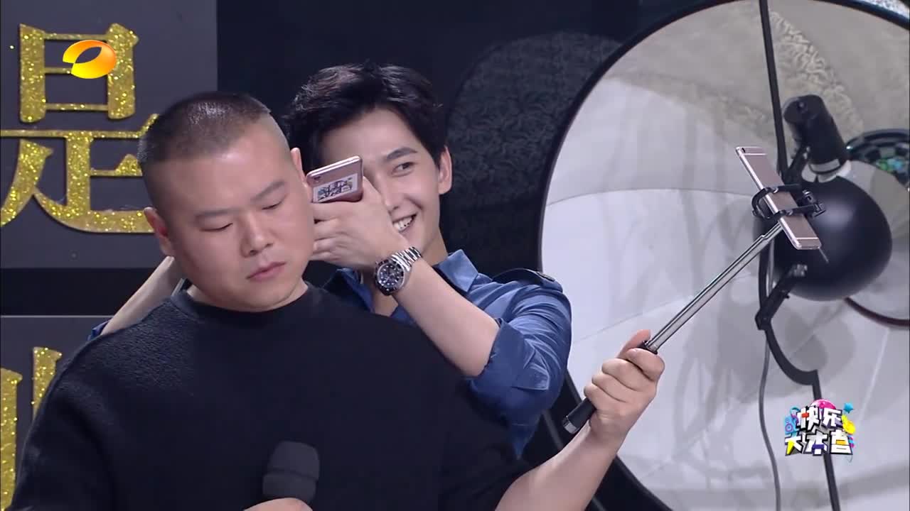 快本:杨洋教小岳岳自拍技巧,这颜值绝了,下一幕岳岳实属辣眼睛