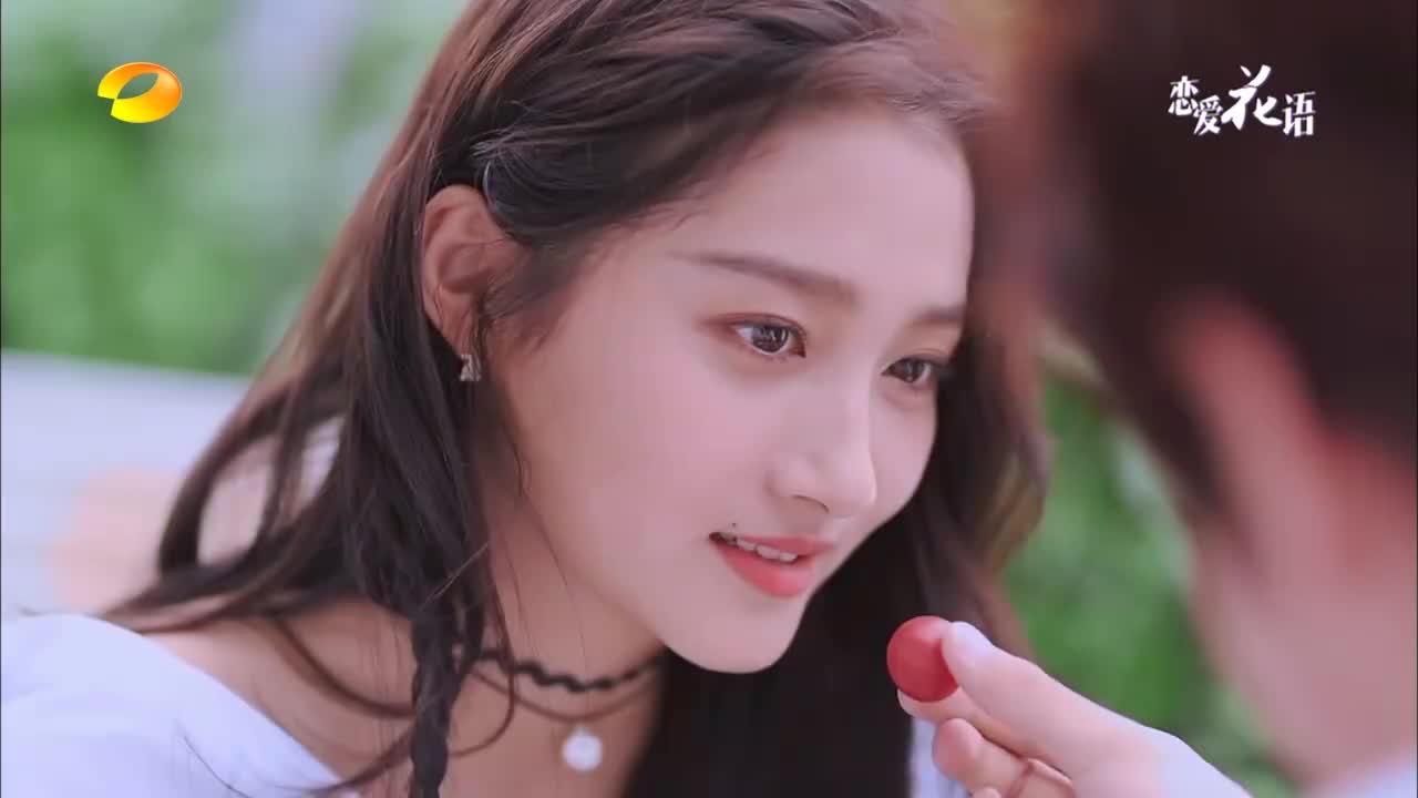 王一博宠爱关晓彤,亲手送满天星花束,汪涵:太甜了!