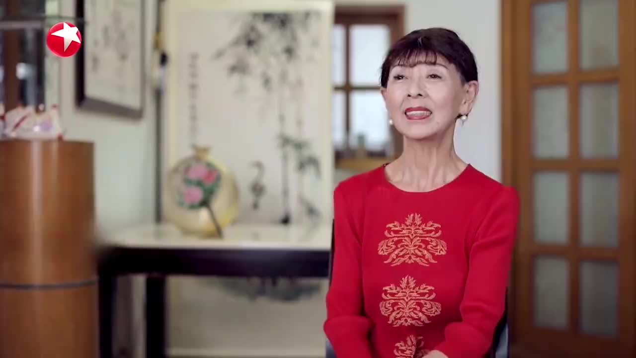 达人秀:78岁奶奶20岁身材,劈叉化妆是常态,让年轻女孩都汗颜!