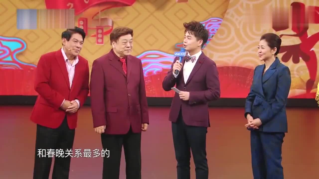 王牌:春晚主持服背后的故事,赵忠祥倪萍追忆往事,现场落泪