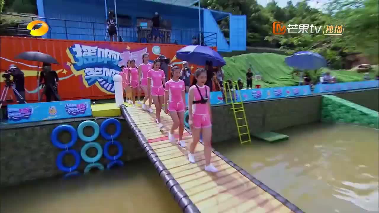 摇桥:小绵羊队一上来就使出美人计,对手立马招架不住,接连落水