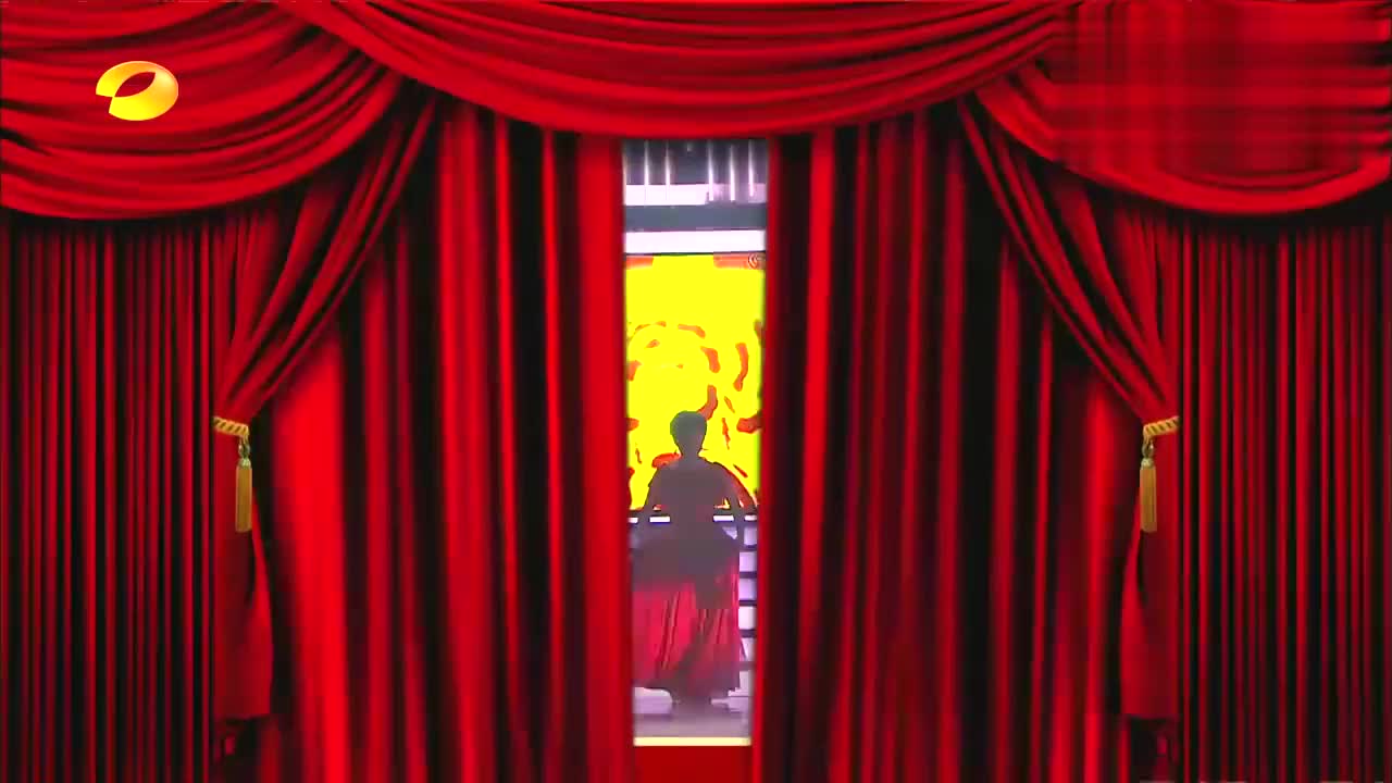 王祖蓝模仿李谷一,演唱春晚经典《难忘今宵》,何炅都看不下去了