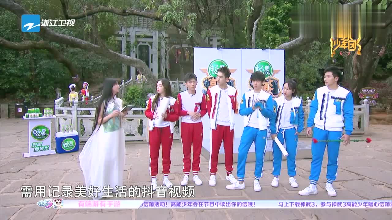 王俊凯拿画像比对金花 女子看到画像后都笑了 王俊凯 不形象吗 王俊凯拿画像比对金花 女子看到画像后都笑了 王俊凯 不形象吗