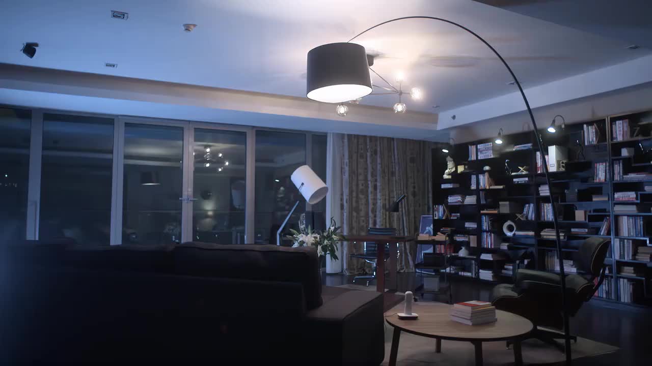 何以笙箫默以琛回到家中看到焕然一新的客厅脸上露出笑容