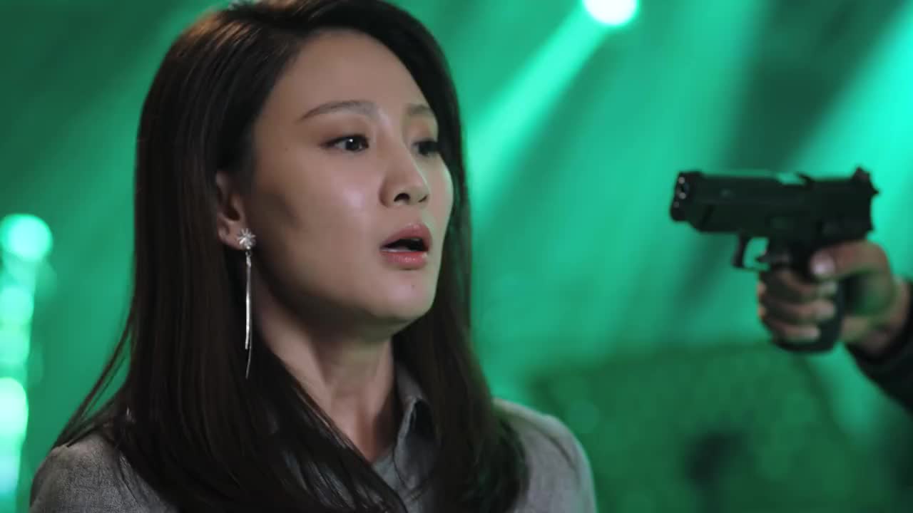 猎毒人江伊楠挺身而出要求留下自己做人质