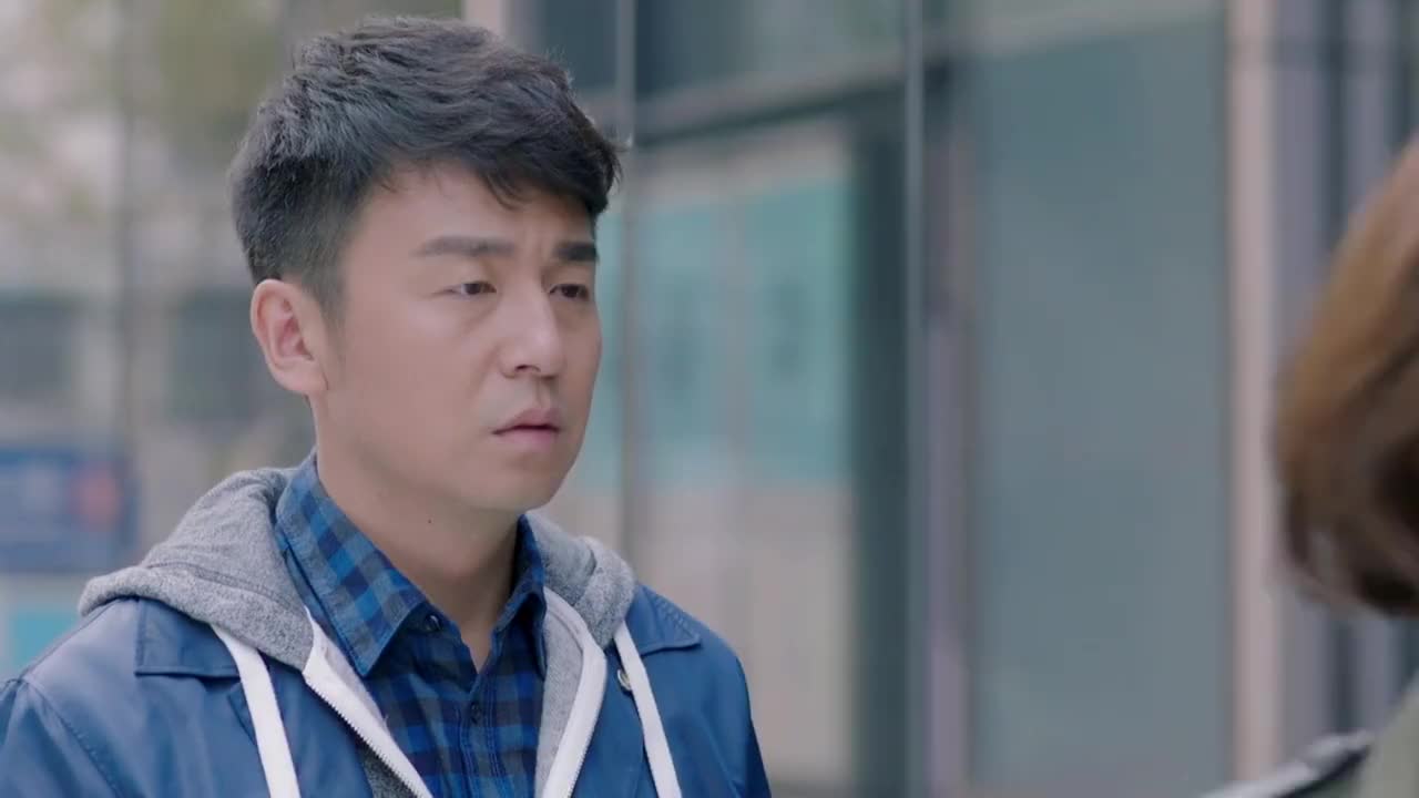 我爱男保姆高雅文看着自己的护照去学校帮儿子请假
