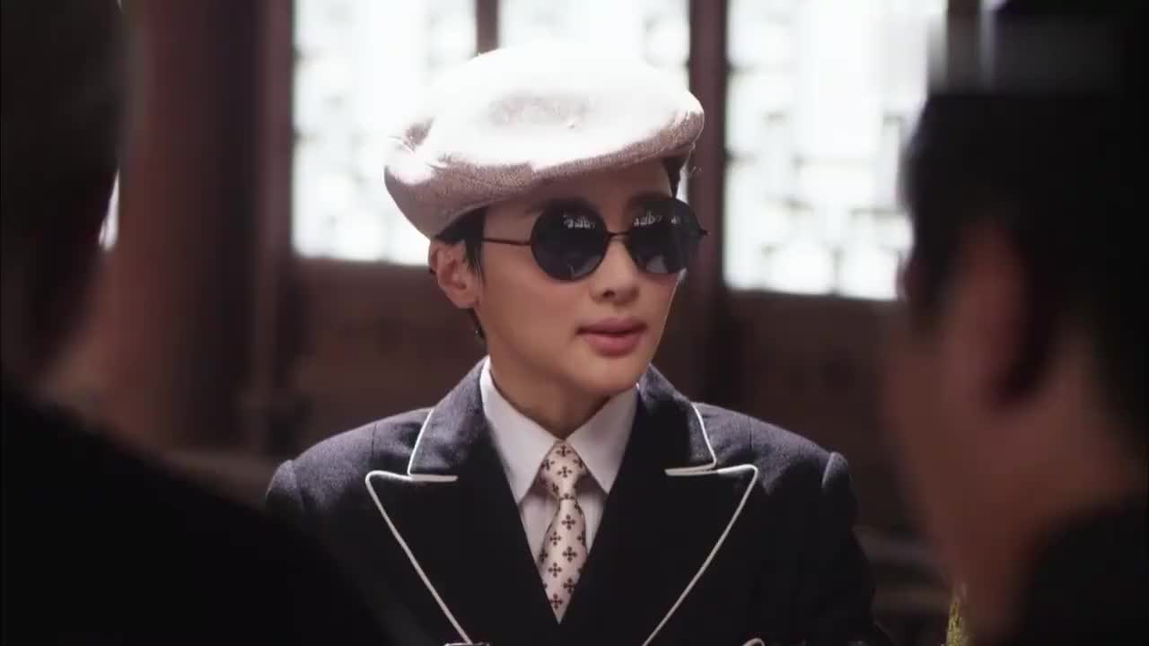 利箭行动阎宽得知肖嫣所来目的举着密码本让她有本事就拿走