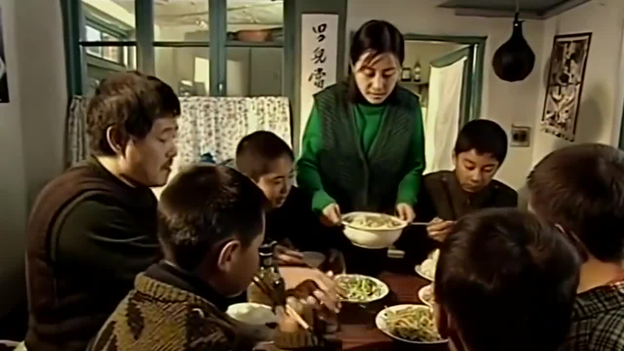 马大帅带干儿子们回家吃饭下饭菜上来了那叫吃得一个香喷喷
