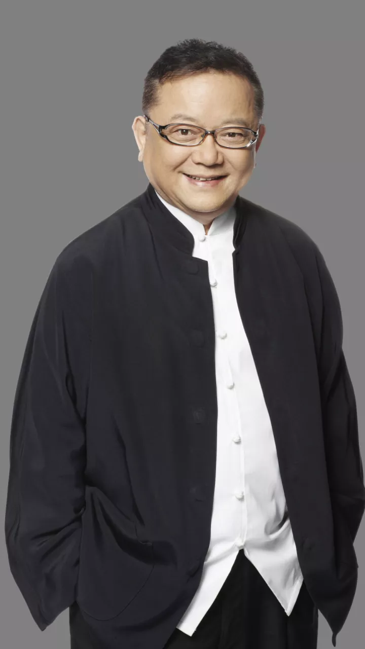 王刚72岁仍为生计奔忙,养小60岁的儿子,娇妻每月开支超百万!