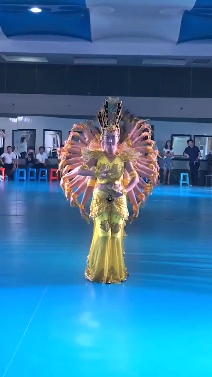 聋哑人千手观音,整齐好看