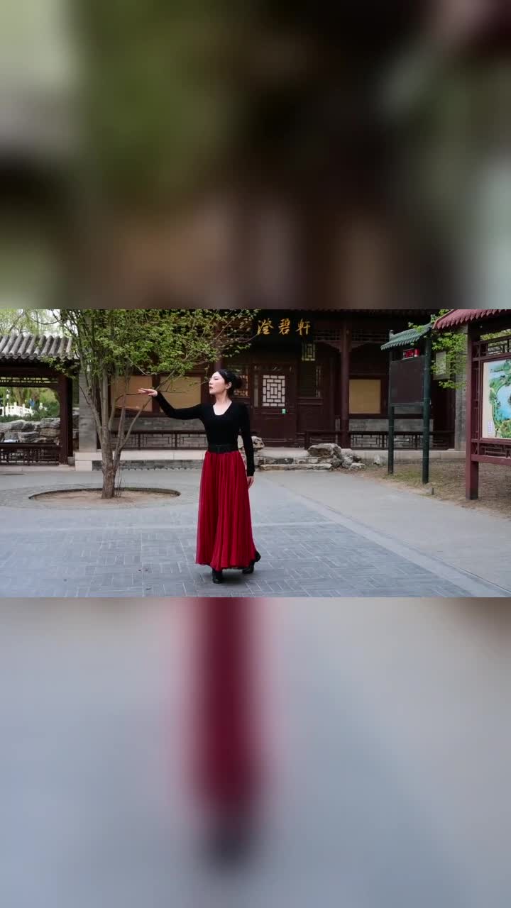 小安表演的舞蹈《那拉提的养蜂女》舞姿柔美,情感到位