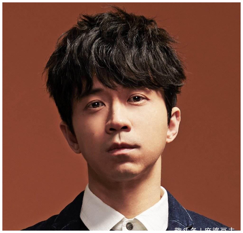 50岁光良终于找到童话里的公主左手无名指上的戒指太惹眼