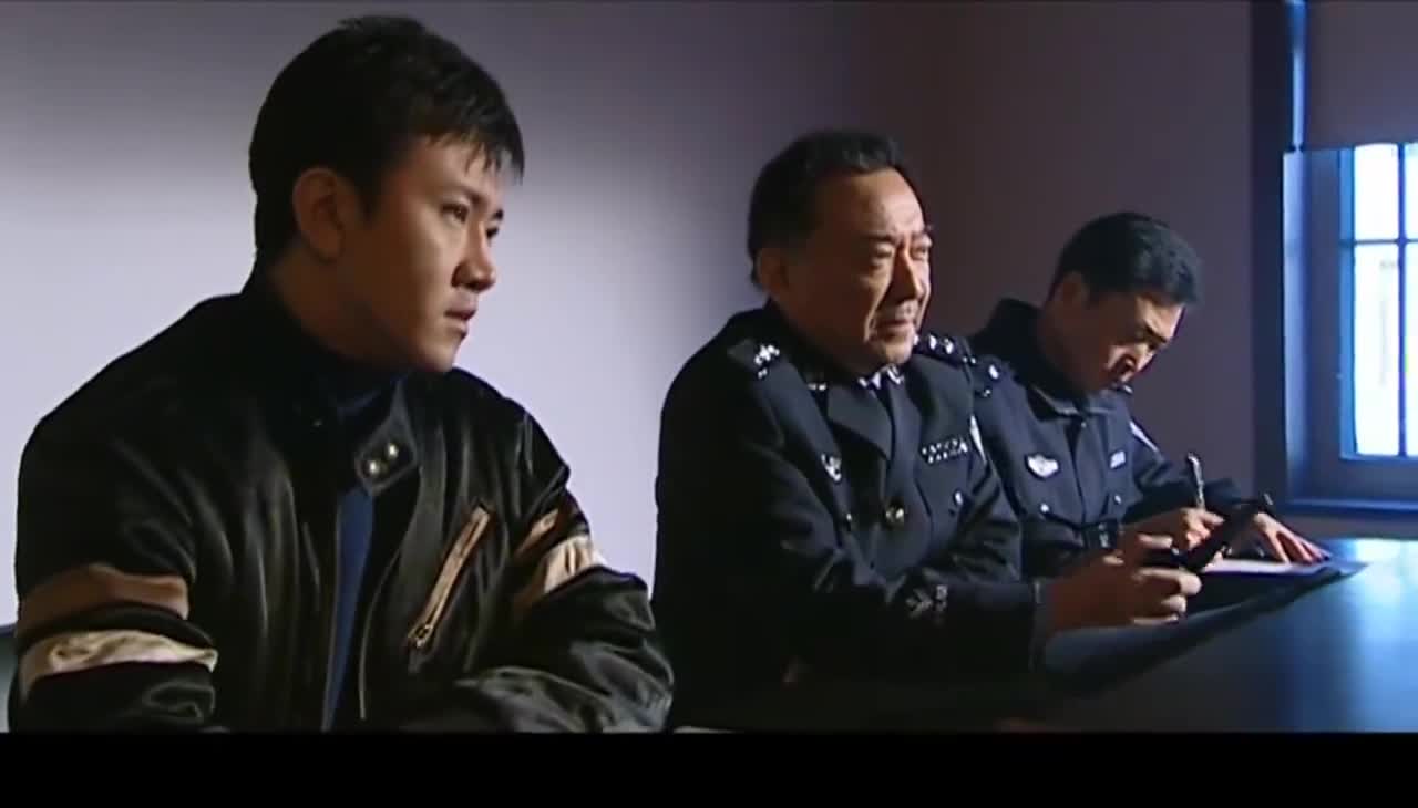 警中警老刑警审问杀人犯一个跺脚动作看出猫腻不愧目光毒辣