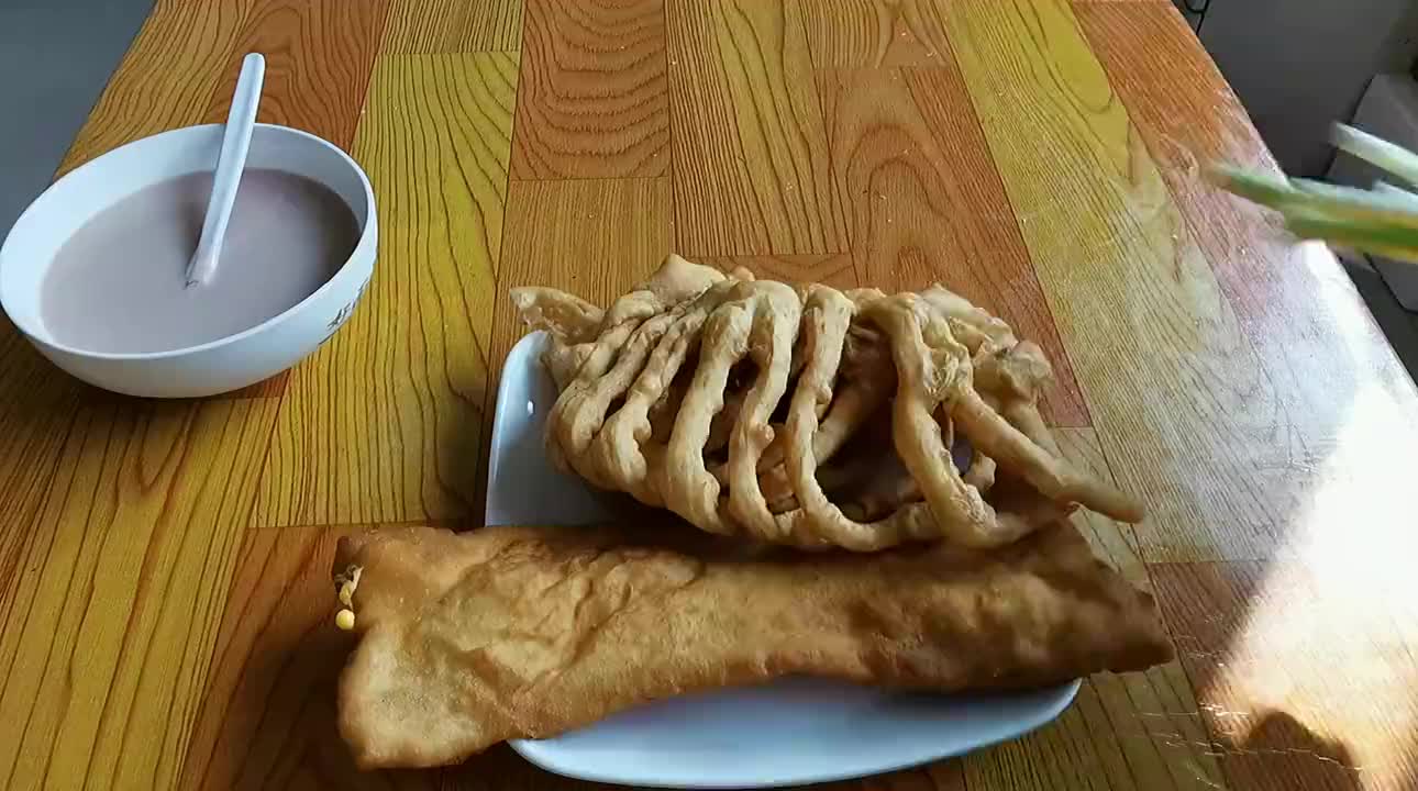 早餐冲上一碗奶茶,配上炸荷包油果子,再来点小葱生姜,真是开胃