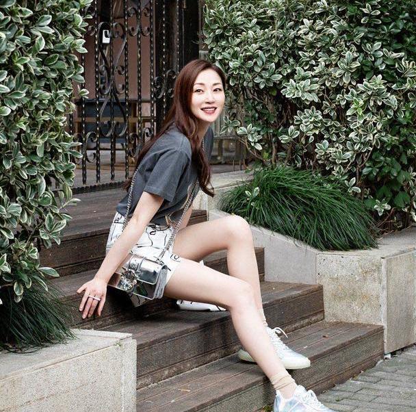 49岁万绮雯近照美成少女!穿黑裙秀身材,42英寸漫画腿太优越