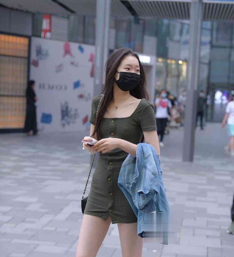 街拍,美女身材高瘦,穿有收腰设计的裙子,超有范儿
