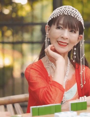 只穿高跟鞋的网红"汪奶奶"火了!穿搭精致气质佳,79岁身材似